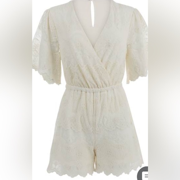 VENUS surplice LACE ROMPER Cream Lined Size L NWT - Picture 1 of 3